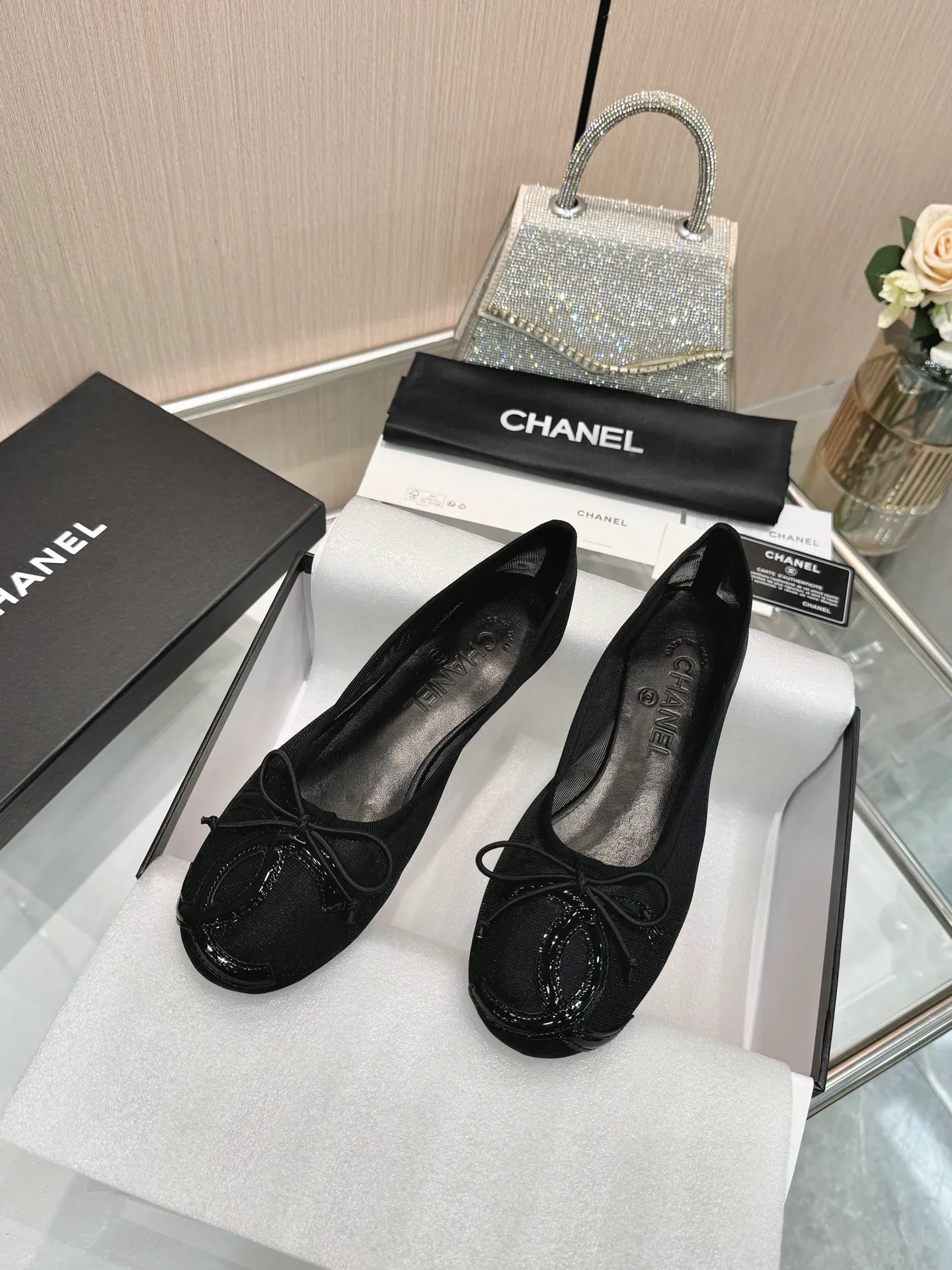 👟👟Ex-factory price 480👟👟 | ²⁰²5 𝐬𝐬 🤍🤎𝐂𝐇𝐀𝐍𝐄𝐋 Chanel 26A catwalk style handmade Mary Jane women's shoes. Ballet shoes are so amazing, the bow pattern is so cute! Even if I don’t wear flat shoes, I can’t resist the temptation! The second recommended pair of Chanel logo women's shoes has great texture and is versatile. It is made of lambskin and has an original two-color outsole. Size: 35-40 (41 can be customized and cannot be returned or exchanged)